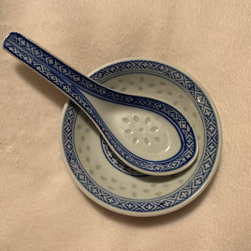 Jingdezhen Chrysanthemum Rice Eye Bowl & Spoon. Blue/White Vintage China